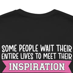 Senior Mom 2025 Unisex Tee - Celebrate Graduation with Love & Pride